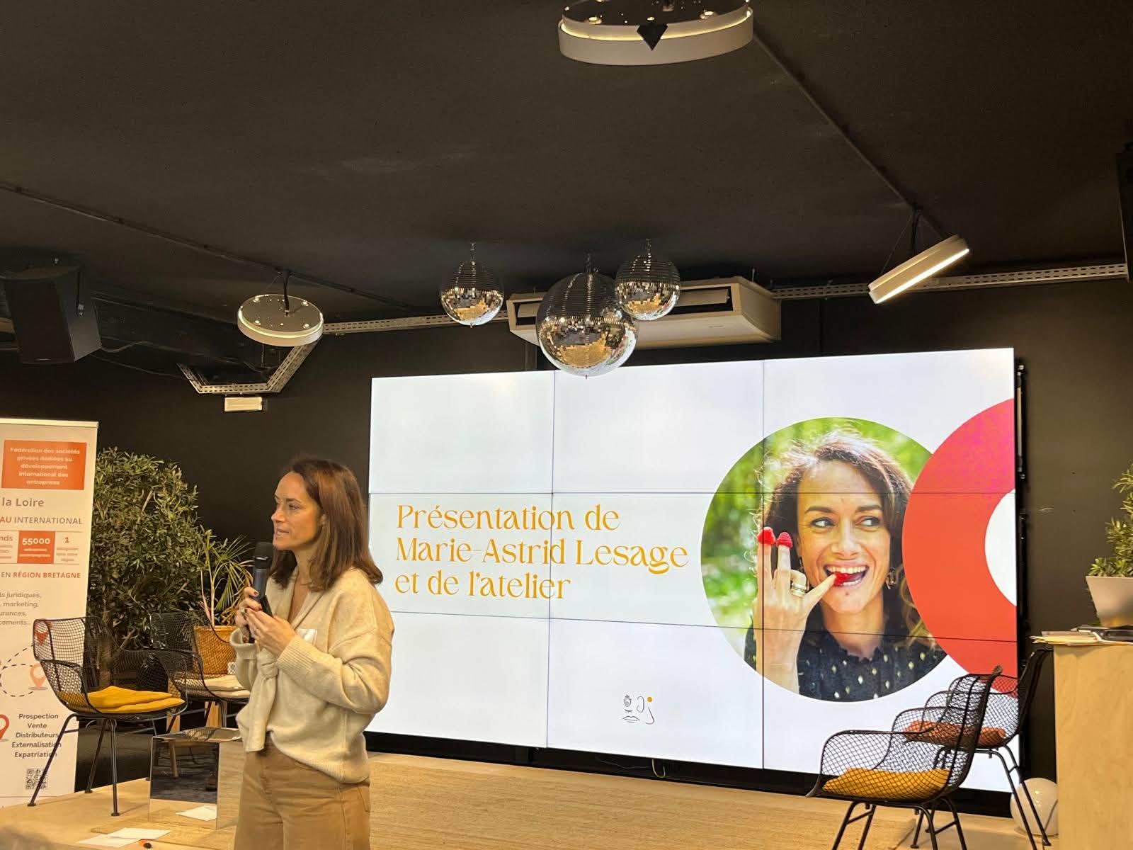 Marie-Astrid Lesage animant un atelier sensoriel devant un public d'entreprise