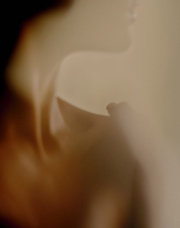 Épaule de femme dans une lumière douce et ambrée